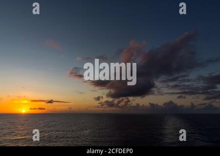 Wolkenformationen, Sonnenuntergang, Blick vom Kreuzfahrtschiff auf das Meer, Madagaskar, Afrika, Indischer Ozean Stockfoto
