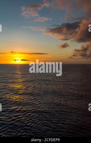 Wolkenformationen, Sonnenuntergang, Blick vom Kreuzfahrtschiff auf das Meer, Madagaskar, Afrika, Indischer Ozean Stockfoto