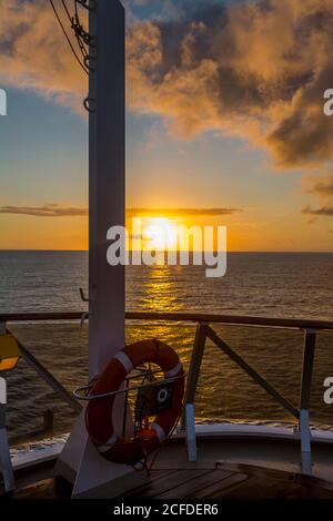Lifebuoy, Wolkenformationen, Sonnenuntergang, Blick vom Kreuzfahrtschiff auf das Meer, Madagaskar, Afrika, Indischer Ozean Stockfoto