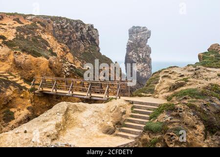 Felsformationen 'Papoa' auf Peniche Halbinsel im leichten Nebel, Peniche, Portugal Stockfoto