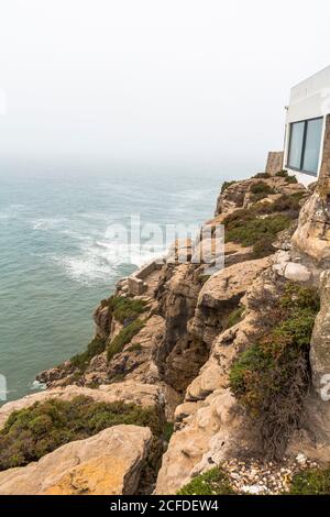 Kap 'Cabo Carvoeiro' im leichten Nebel, Peniche, Portugal Stockfoto