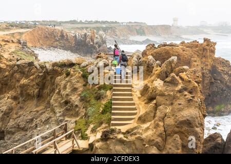 Felsformationen 'Papoa' auf Peniche Halbinsel im leichten Nebel, Peniche, Portugal Stockfoto
