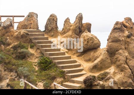 Felsformationen 'Papoa' auf Peniche Halbinsel im leichten Nebel, Peniche, Portugal Stockfoto