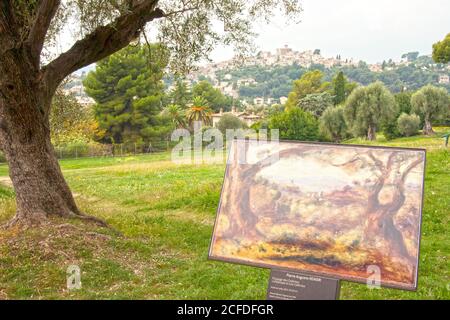 Das Renoir Museum auf dem Anwesen in Les Collettes. Von den Gärten aus konnte der Maler das Schloss der Familie Grimaldi aus dem 14. Jahrhundert besichtigen. Stockfoto