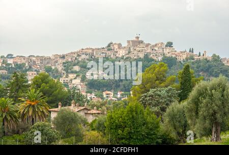 Das Renoir Museum auf dem Anwesen in Les Collettes. Von den Gärten aus konnte der Maler das Schloss der Familie Grimaldi aus dem 14. Jahrhundert besichtigen. Stockfoto