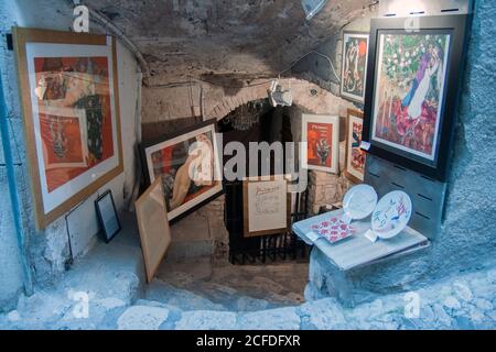 Saint-Paul-de-Vence hohe Kunst in der Kellergalerie. Es gibt viele Kunstläden in der Stadt. Jeder mögliche Raum wird genutzt, um neue Geschäfte zu eröffnen. Stockfoto