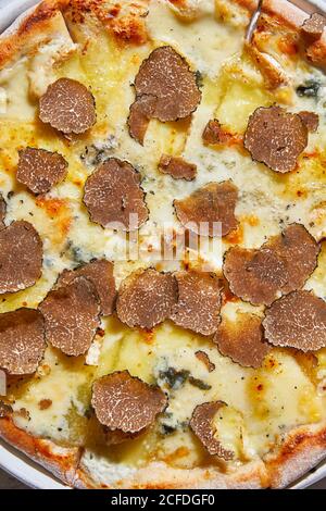 Von oben Blick auf frische Trüffel auf leckere Pizza Stockfoto