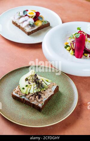 Verschiedene leckere Gourmet-Sandwiches wurden im Restaurant auf den Teller gelegt Stockfoto