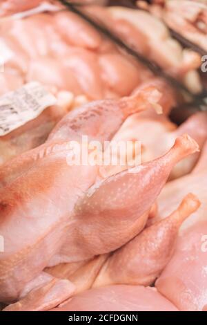 Von oben Haufen von ungekochten Hühnerfleisch in den Kühlschrank gelegt Im Supermarkt Stockfoto