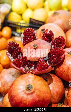 Süßer, frischer Granatapfel, der auf einem Obsthaufen auf einem Stall aufgestellt wird Im Supermarkt Stockfoto