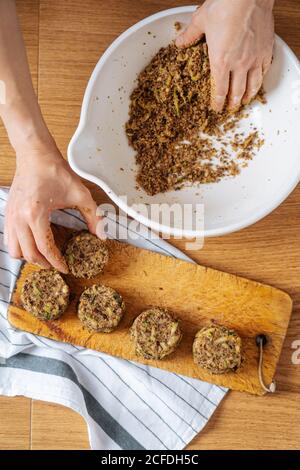 Frau, die gesunde vegane Burger zubereitet Stockfoto