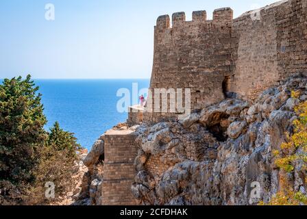 Die Akropolis von Lindos mit dem Ägäischen Meer im Hintergrund. Rhodos Insel, Griechenland. Stockfoto