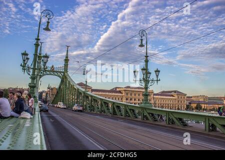 BUDAPEST, UNGARN - 13. Mai 2017: Szabadsag HID, in Englisch: Freiheitsbrücke oder Freiheitsbrücke, in Budapest, Ungarn, verbindet Buda und Pest über die Stockfoto