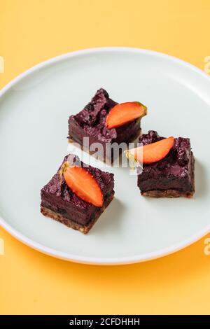 Leckere Schokoladenkuchen mit Erdbeere Stockfoto