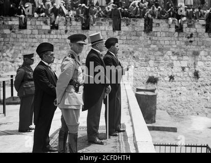 Geschichte des Nahen Ostens - Arabische Rekruten auf Parade in Jerusalem. Jamal Eff. Toukan Mr. Keith Roach Col. Manley Mil. Komm. Und Mustafa Bey Khalidi Stockfoto