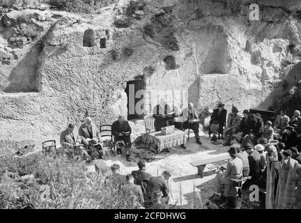 Bildunterschrift: Ostermorgen am Gartengrab 9. April 1939. Service unter der Leitung von Dr. D. Cooper - Ort: Jerusalem ca. 1939 Stockfoto