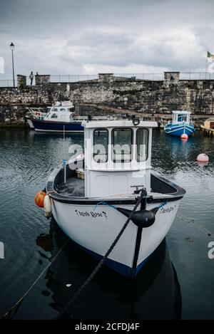 Die Boote werden in Carnlough Harbour, Nordirland, vertäut Stockfoto