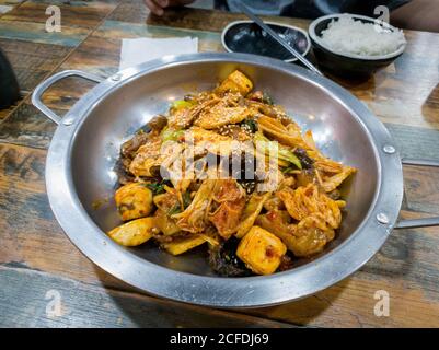 MA la xiang Pfanne oder Ma la xiang guo, chinesisches Gericht mit Fleisch und Gemüse. Würziger, betäubender Topf mit Rührbesen. Geschmack von leichter Salzigkeit oder würzig. Stockfoto