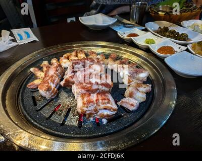 Samgyeopsal, gegrillter Schweinebauch und Moksal, gegrillter Schweinehals beliebt in Südkorea. Gute Balance zwischen Fleisch und Fett. Koreanischer Grill. Koreanischer Grill. Stockfoto