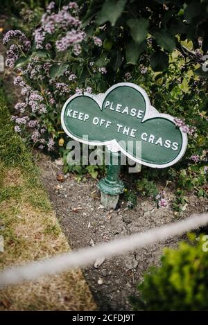 Schild 'Bitte halten Sie das Gras weg' im viktorianischen Küchengarten in Phoenix Park, Dublin, Irland Stockfoto