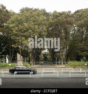 Nagoya, Aichi, Japan - EIN Taxi fuhr am Hisaya Odori Park, einer Oase des Stadtkerns mit Fernsehturm und Central Bridge. Eine Ruhepause vom städtischen Leben. Stockfoto