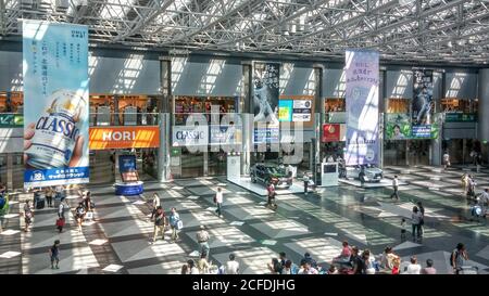 Sapporo, Hokkaido, Japan - Inland Terminal Atrium des New Chitose Airport. Werbung hängende Banner über Sapporo Beer und Nippon-Ham Fighters. Stockfoto