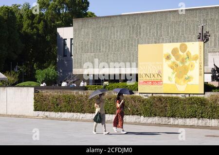 Plakatwand vor Tokios National Museum of Western Art. Menschen tragen Gesichtsmasken während des Coronavirus-Ausbruchs. Stockfoto