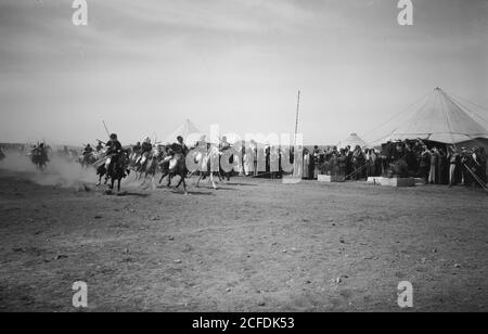 Originalunterschrift: Beduinen-Hochzeitsreihe. Beduinen Rennen - Ort: Jordan ca. 1921 Stockfoto