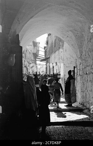 Jerusalem (El-Kouds) Annäherung an die Stadt. Menschenmassen auf der David Street ca. 1900 Stockfoto