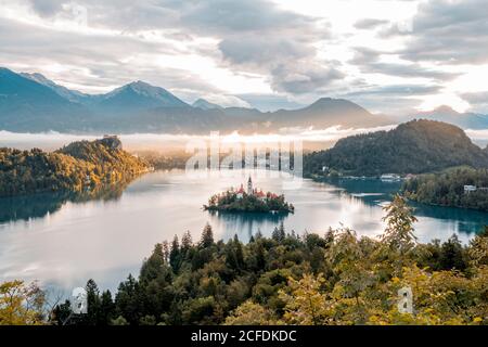 Majestätische Landschaft des Bleder Sees und der Kircheninsel von oben gesehen, Ojstrica, Slowenien Stockfoto