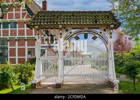 Deutschland, Hamburg - Neuenfelde, feierliches Tor vor dem Bauernhaus in der Nincoper Straße im Alten Land, Café Obsthof PuurtenQuast Stockfoto