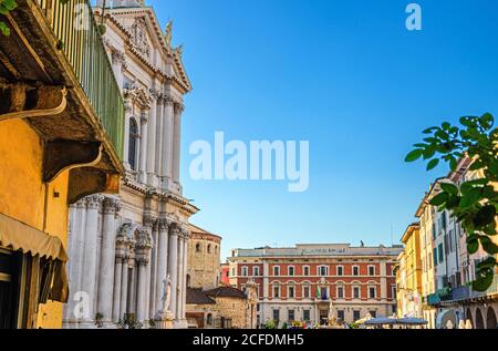 Santa Maria Assunta Kathedrale, Duomo Nuovo, Neue Kathedrale römisch-katholische Kirche, Credito Agrario Bresciano Bank auf der Piazza Paolo VI Platz in Brescia Altstadt, Lombardei, Norditalien Stockfoto