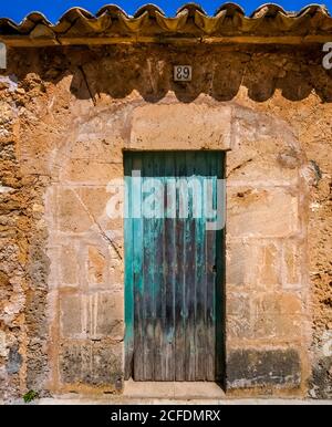 Türkis alte Tür in der touristischen Stadt Porto Petro, Touristenort im Süden von Mallorca, Mallorca, Balearen, Spanien Stockfoto