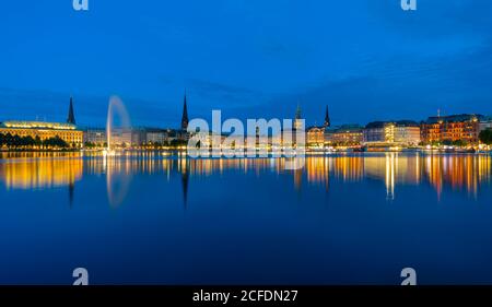 Deutschland, Hamburg, Blick über die Binnenalster zum Jungfernstieg. Von links Sankt-Jacobi-Kirche, Sankt-Petri-Kirche, Turm der St. Katharinen Kirche, Stockfoto