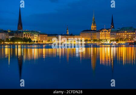 Deutschland, Hamburg, Blick über die Binnenalster zum Jungfernstieg. Von links Sankt-Petri-Kirche, Turm der St. Katharinen Kirche, Rathausturm, Stockfoto