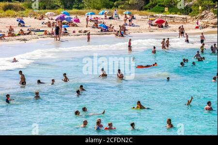 Abgelegener Badestrand im Parc Natural de Mondrago und S'amador Strand mit zahlreichen Badegäste, die in der Regel halten den Mindestabstand Während der Corona Stockfoto