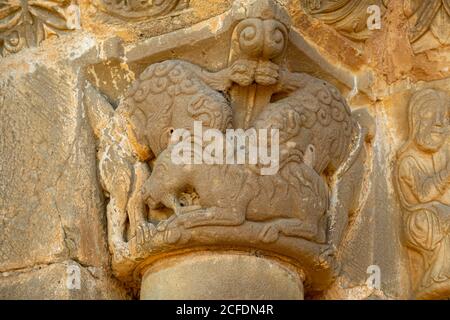 Löwen verschlingen einen Widder, Kirche von Santiago de Agüero, Agüero, Huesca, Spanien. Stockfoto