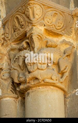 Löwen verschlingen eine Ziege, Kirche von Santiago de Agüero, Agüero, Huesca, Spanien. Stockfoto