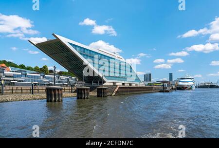 Deutschland, Hamburg, Dockland Bürogebäude, mit frei zugänglicher 500 m2 Aussichtsplattform. Hinter dem Kreuzfahrtterminal Altona. Stockfoto