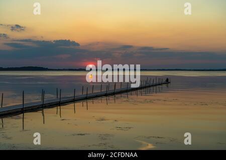 Sonnenuntergang an einem Steg im Limfjord bei Hvalpsund, Dänemark, Europa Sonnenuntergang an einem Steg im Limfjord bei Hvalpsund, Dänemark, Europa Stockfoto