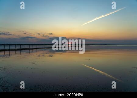 Sonnenuntergang an einem Steg im Limfjord bei Hvalpsund, Dänemark, Europa Sonnenuntergang an einem Steg im Limfjord bei Hvalpsund, Dänemark, Europa Stockfoto