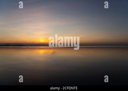 Sonnenuntergang an einem Steg im Limfjord bei Hvalpsund, Dänemark, Europa Sonnenuntergang an einem Steg im Limfjord bei Hvalpsund, Dänemark, Europa Stockfoto