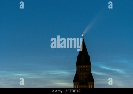 Komet 'Neowise' (C / 2020 F3) über Berlin, Kirchturm Stockfoto