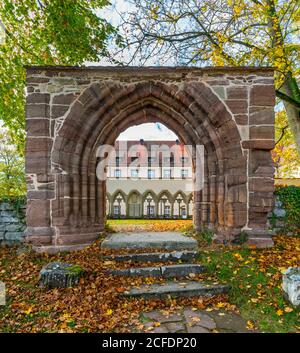 Deutschland, Baden-Württemberg, Sulz am Neckar, Kloster Kirchberg. Blick vom Friedhof der Nonne durch das spitze Bogentor zum Kreuzgang. Das Portal Stockfoto