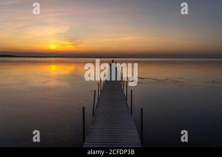 Sonnenuntergang an einem Steg im Limfjord bei Hvalpsund, Dänemark, Europa Sonnenuntergang an einem Steg im Limfjord bei Hvalpsund, Dänemark, Europa Stockfoto