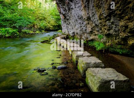 Trittsteine im Fluss Wye in Chee Dale. Stockfoto