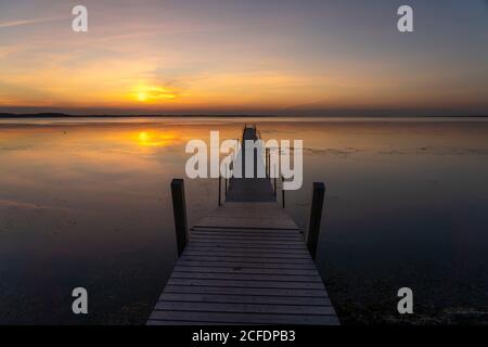 Sonnenuntergang an einem Steg im Limfjord bei Hvalpsund, Dänemark, Europa Sonnenuntergang an einem Steg im Limfjord bei Hvalpsund, Dänemark, Europa Stockfoto