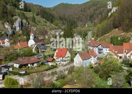 Deutschland, Baden-Württemberg, Bad Urach - Seeburg, Blick vom Burgberg, ehemaliges Schloss Seeburg, über Seeburg ins Fischburgtal Stockfoto