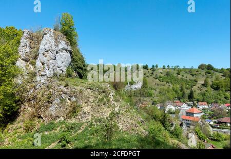 Deutschland, Baden-Württemberg, Bad Urach - Seeburg, Stadtansicht, in der VG Burgberg und Burgfelsen, in der HG des Hartbergs. Stockfoto