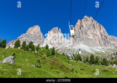 Langkofelseilbahn mit der Langkofelgruppe im Hintergrund, Sellajoch, Dolomiten, Italien Stockfoto